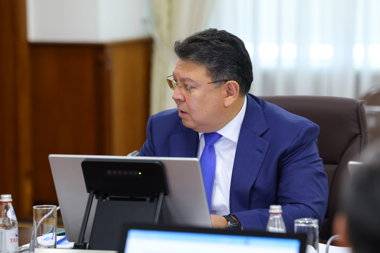 Канат Бозумбаев поручил ускорить цифровизацию ЖКХ и оснащение регионов приборами учета