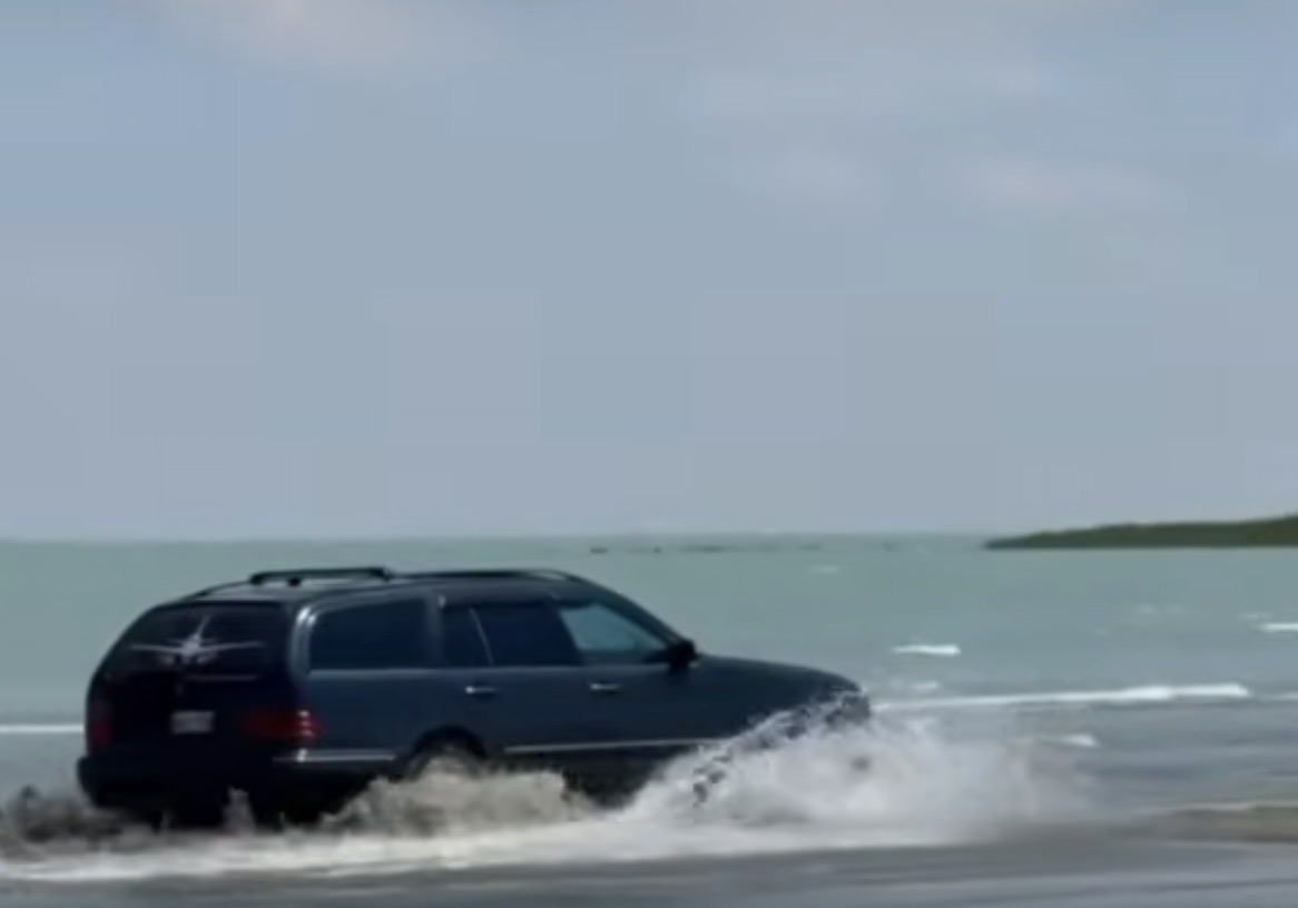 Гонял по воде среди купающихся: водителя Mercedes на Балхаше арестовали на 10 суток