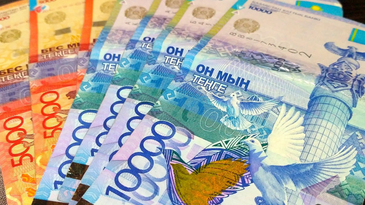Спрос на наличные в Казахстане рухнул впервые за 10 лет