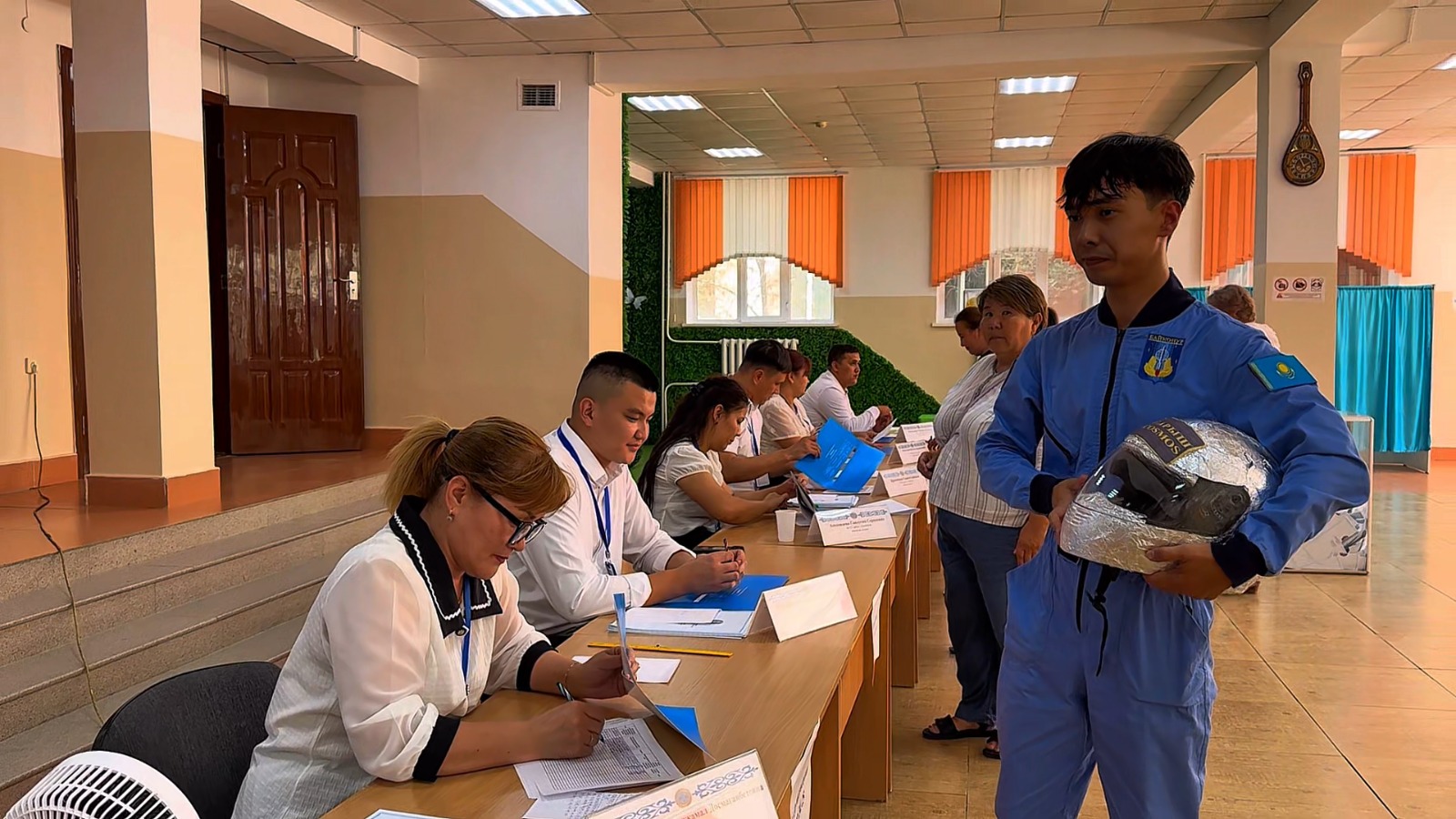 Қызылордалық сайлаушы дауыс беруге ғарышкер кейпінде келді