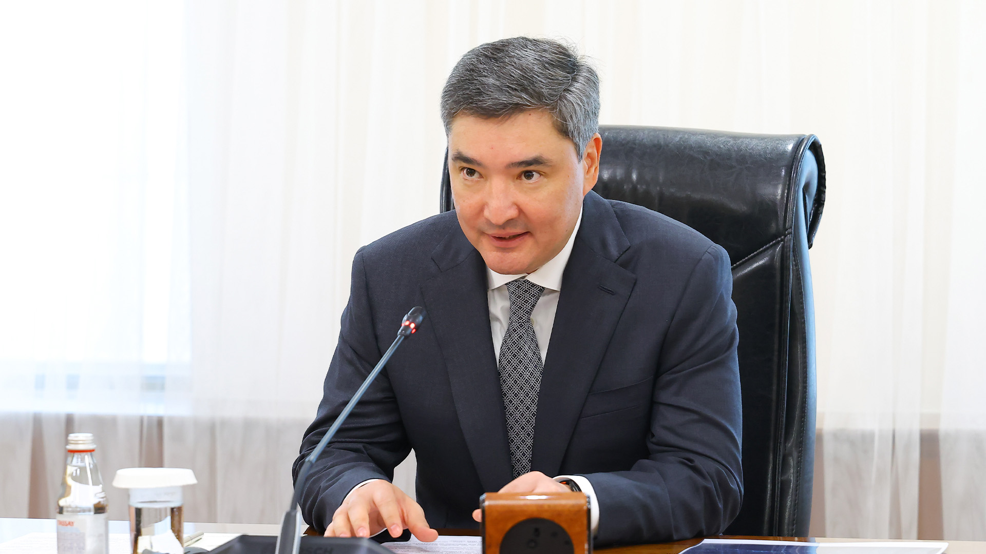 Бектенов потребовал от чиновников больше отдачи от каждого тенге