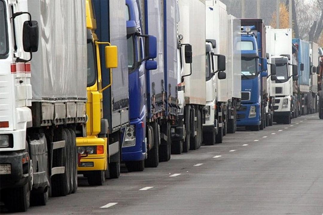 На границе Казахстана и России скопилось около 160 грузовиков