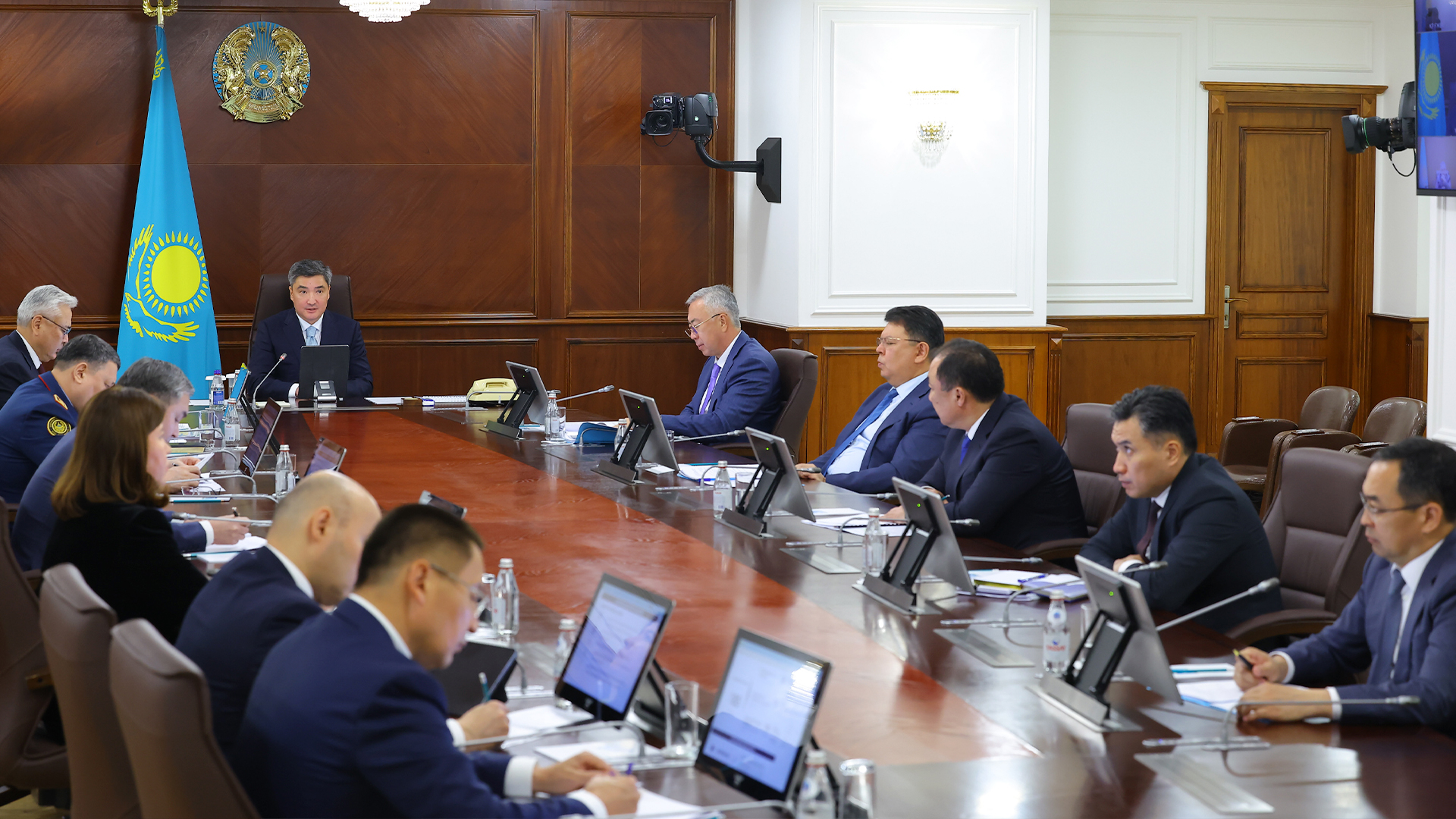Олжас Бектенов Президенттің «Таза Қазақстан» аясында берген тапсырмаларын жүзеге асыру мәселелері жөнінде кеңес өткізді