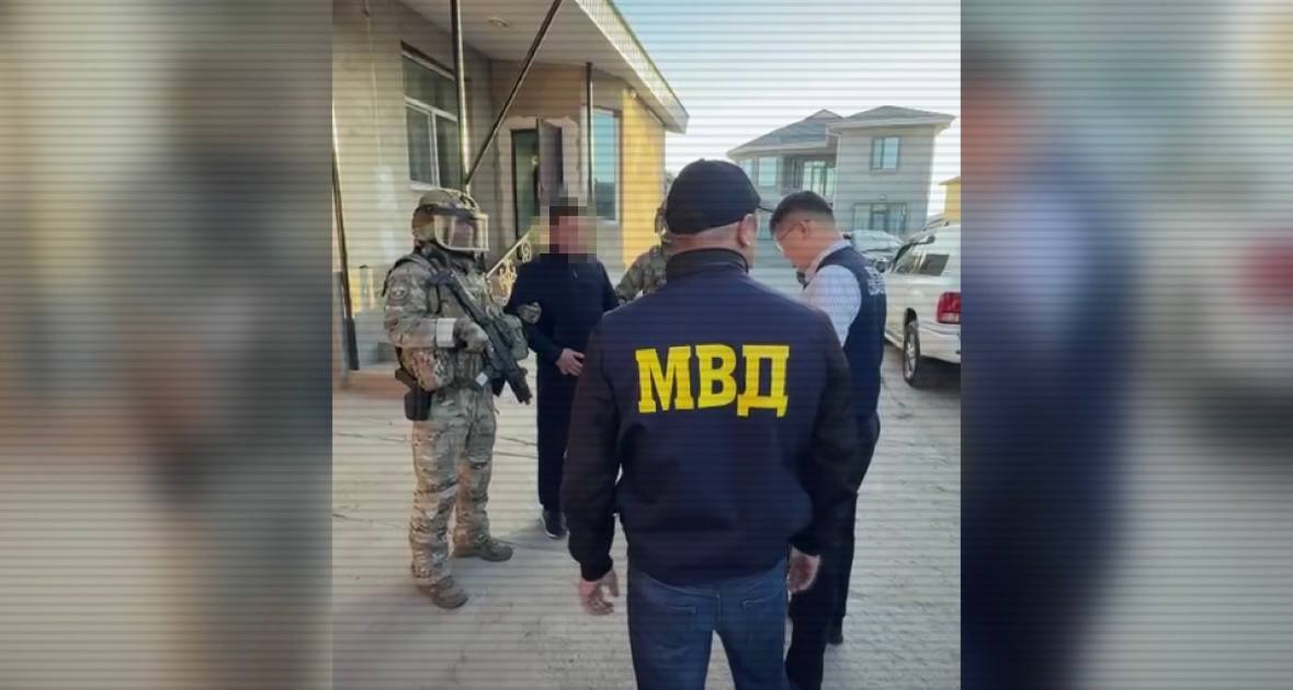 Криминалитет вымогал деньги у водителей на границе в Жамбылской области