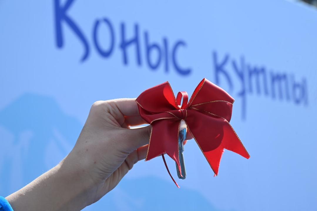 Накануне Дня города в Алматы очередникам начали передавать ключи от новых квартир