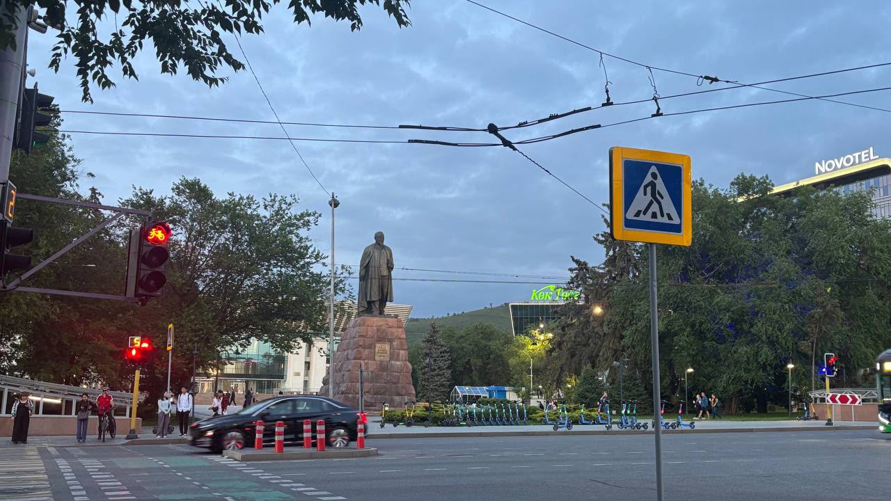 В Алматы началась укладка рельсов первой линии LRT
