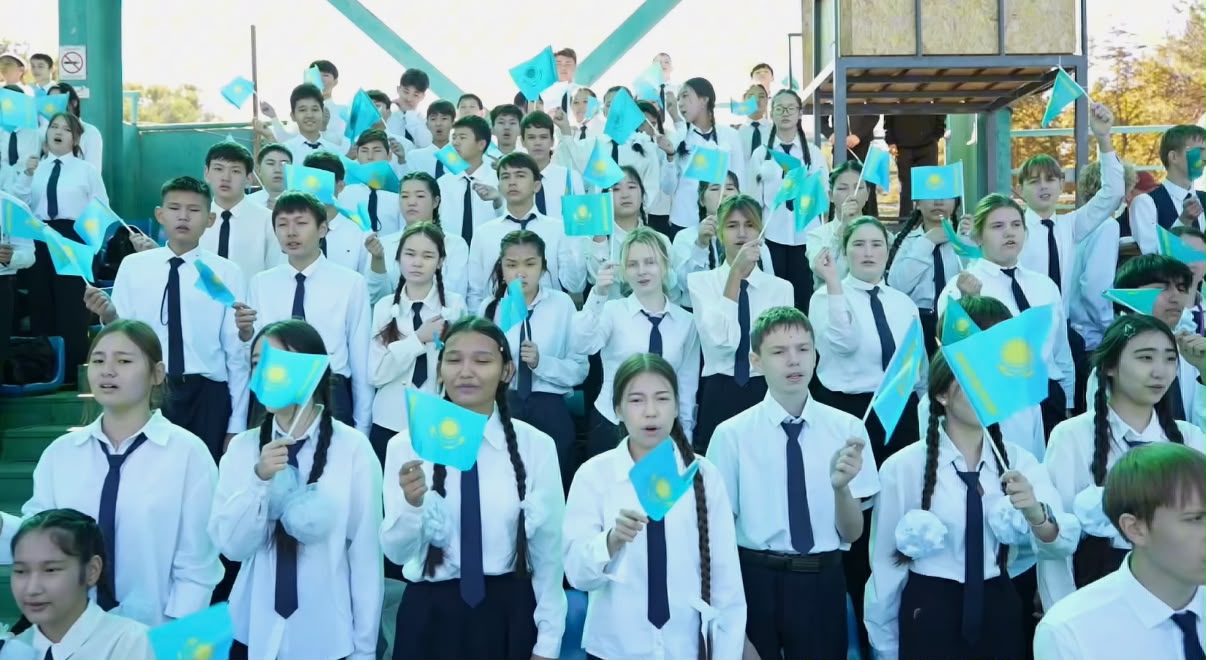 Алматыда 2000-ға жуық оқушы Республика күніне арналған жаңа әнді орындады